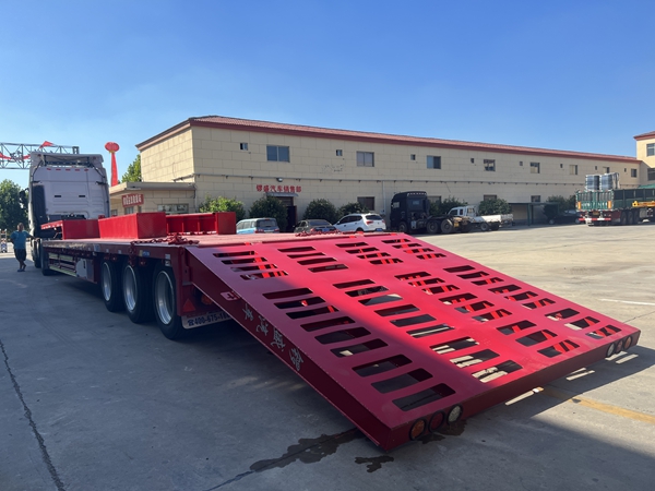 13.75米低平板運(yùn)輸半掛車廠家