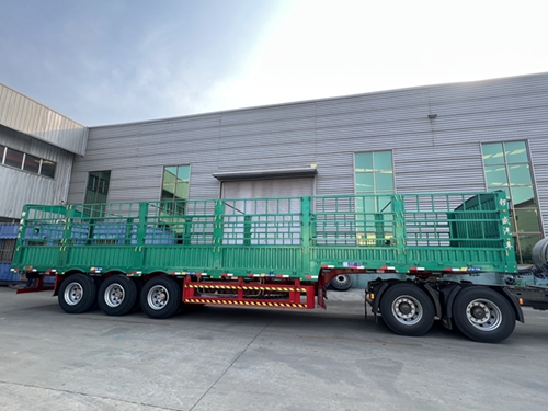倉(cāng)柵式運(yùn)輸半掛車(chē)廠家